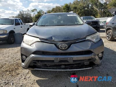 Piąte zdjęcie samochodu w środku: 2017 TOYOTA RAV4 XLE VIN:JTMRFREV0HD217759 - miniatura