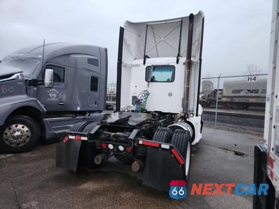 Czwarte zdjęcie samochodu z boku: 2015 KENWORTH CONSTRUCTI - SEMI TRUCK VIN:1XKYA48X9FJ462444 - miniatura