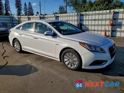 Czwarte zdjęcie samochodu z boku: 2017 HYUNDAI SONATA HYBRID SE VIN:KMHE24L36HA063179 - miniatura
