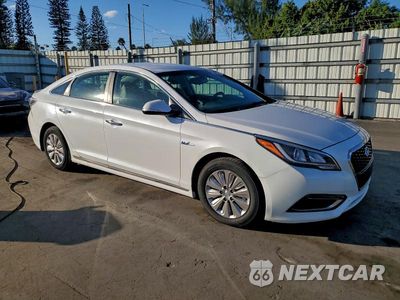 Czwarte zdjęcie samochodu z boku: 2017 HYUNDAI SONATA HYBRID SE VIN:KMHE24L36HA063179 - miniatura