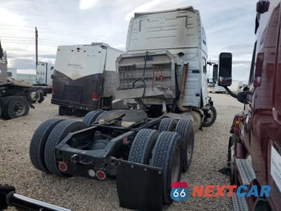 Czwarte zdjęcie samochodu z boku: 2017 VOLVO VNL SEMI TRUCK VIN:4V4NC9EH7HN974285 - miniatura