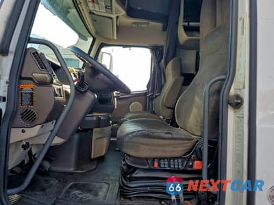 Zdjęcie 6 z 10 samochodu: 2015 VOLVO VNL SEMI TRUCK VIN:4V4NC9EH6FN925088 - miniatura