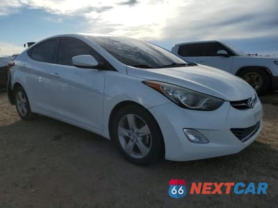 Czwarte zdjęcie samochodu z boku: 2013 HYUNDAI ELANTRA GLS VIN:5NPDH4AE8DH240014 - miniatura