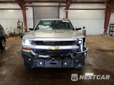 Piąte zdjęcie samochodu w środku: 2017 CHEVROLET SILVERADO K1500 LT VIN:1GCVKREC1HZ307739 - miniatura