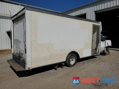 Trzecie zdjęcie samochodu z tyłu: 2021 FORD E350 DELIVERY TRUCK VIN:1FDWE3FK0MDC04734 - miniatura