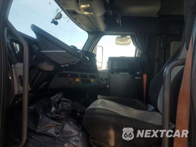Piąte zdjęcie samochodu w środku: 2019 FREIGHTLINER CASCADIA 126 VIN:3AKJHHDR1KSKB4817 - miniatura