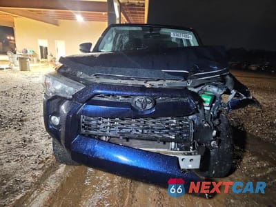 Piąte zdjęcie samochodu w środku: 2019 TOYOTA 4RUNNER SR5 VIN:JTEZU5JR2K5198250 - miniatura