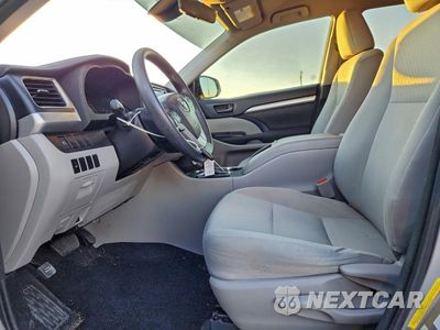 Zdjęcie 7 z 14 samochodu: 2017 TOYOTA HIGHLANDER LE VIN:5TDZARFH8HS030698 - miniatura