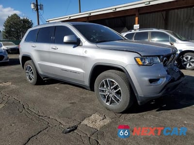 Czwarte zdjęcie samochodu z boku: 2020 JEEP GRAND CHEROKEE LAREDO VIN:1C4RJFAG4LC228105 - miniatura