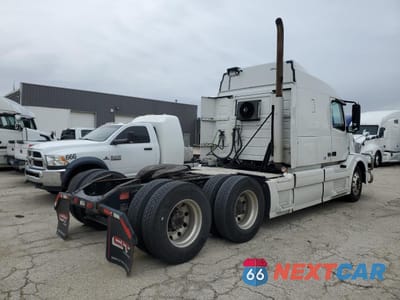 Czwarte zdjęcie samochodu z boku: 2015 VOLVO VNL SEMI TRUCK VIN:4V4N99EH6FN931245 - miniatura
