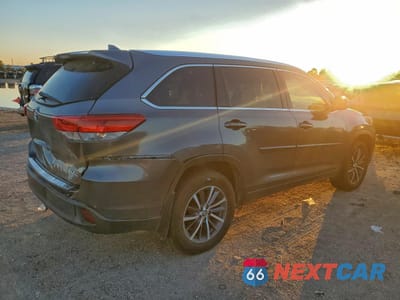 Trzecie zdjęcie samochodu z tyłu: 2018 TOYOTA HIGHLANDER SE VIN:5TDJZRFH5JS497928 - miniatura
