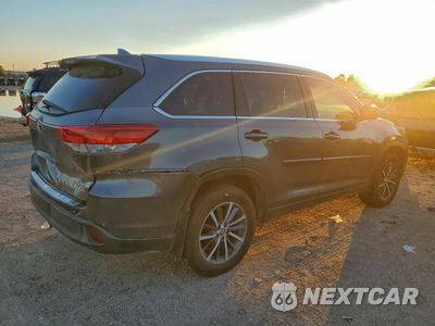 Trzecie zdjęcie samochodu z tyłu: 2018 TOYOTA HIGHLANDER SE VIN:5TDJZRFH5JS497928 - miniatura
