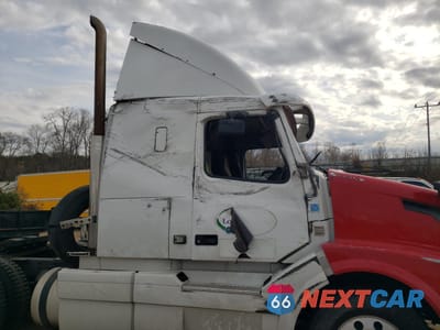 Zdjęcie 9 z 10 samochodu: 2015 VOLVO VNL SEMI TRUCK VIN:4V4NC9DG5FN921414 - miniatura