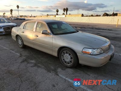 Czwarte zdjęcie samochodu z boku: 2010 LINCOLN TOWN CAR SIGNATURE LIMITED VIN:2LNBL8CV6AX623823 - miniatura