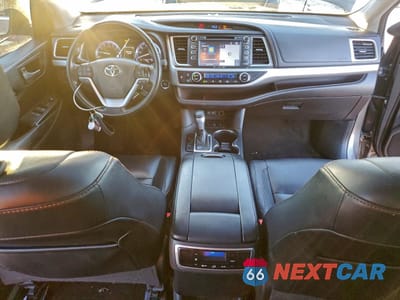Zdjęcie 8 z 15 samochodu: 2018 TOYOTA HIGHLANDER SE VIN:5TDJZRFH5JS497928 - miniatura