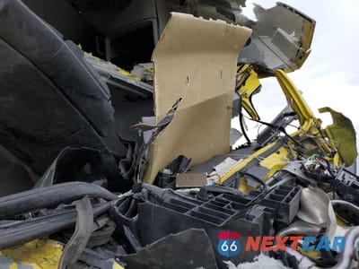 Piąte zdjęcie samochodu w środku: 2022 VOLVO VNL SEMI TRUCK VIN:4V4NC9EH6NN314573 - miniatura