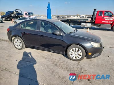Czwarte zdjęcie samochodu z boku: 2013 CHEVROLET CRUZE LS VIN:1G1PA5SH6D7148882 - miniatura