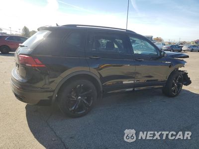 Trzecie zdjęcie samochodu z tyłu: 2024 VOLKSWAGEN TIGUAN SE R-LINE BLACK VIN:3VV8B7AX9RM196369 - miniatura