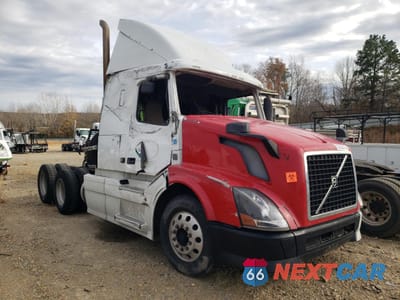 2015 VOLVO VNL SEMI TRUCK 4V4NC9DG5FN921414 - główne zdjęcie licytacji z USA - miniatura