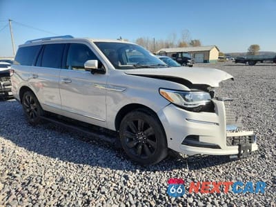 Czwarte zdjęcie samochodu z boku: 2024 LINCOLN NAVIGATOR RESERVE VIN:5LMJJ2LG9REL11425 - miniatura