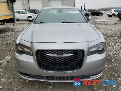 Piąte zdjęcie samochodu w środku: 2016 CHRYSLER 300 S VIN:2C3CCAGG8GH239108 - miniatura
