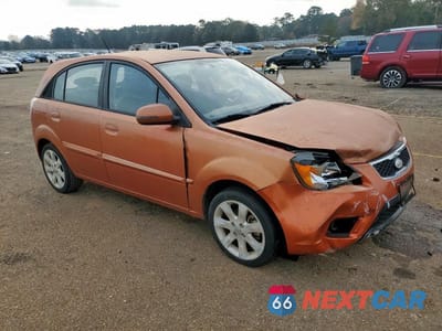 Czwarte zdjęcie samochodu z boku: 2010 KIA RIO LX VIN:KNADH5A33A6659055 - miniatura