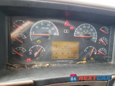 Zdjęcie 8 z 10 samochodu: 2015 VOLVO VNL SEMI TRUCK VIN:4V4NC9DG5FN921414 - miniatura