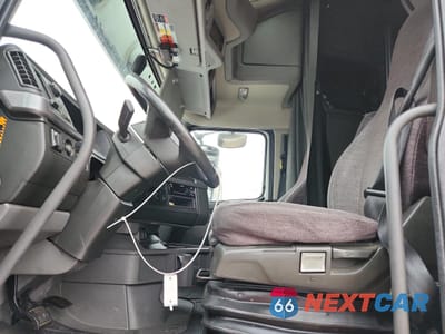 Piąte zdjęcie samochodu w środku: 2019 VOLVO VNL SEMI TRUCK VIN:4V4NC9EH1KN208253 - miniatura