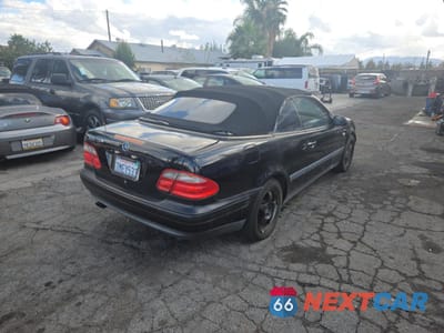 Czwarte zdjęcie samochodu z boku: 1999 MERCEDES-BENZ CLK 320 VIN:WDBLK65G9XT009271 - miniatura
