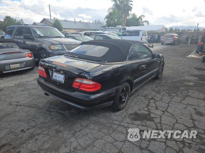 Czwarte zdjęcie samochodu z boku: 1999 MERCEDES-BENZ CLK 320 VIN:WDBLK65G9XT009271 - miniatura