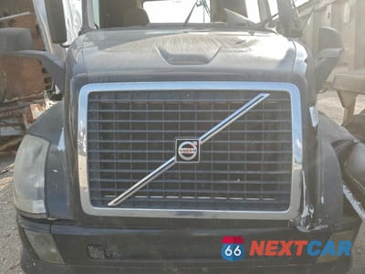 Zdjęcie 7 z 10 samochodu: 2014 VOLVO VNL SEMI TRUCK VIN:4V4NC9EG3EN161898 - miniatura
