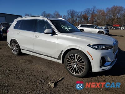 Czwarte zdjęcie samochodu z boku: 2022 BMW X7 XDRIVE40I VIN:5UXCW2C07N9J21497 - miniatura