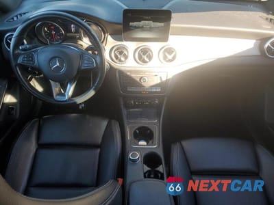 Zdjęcie 8 z 11 samochodu: 2019 MERCEDES-BENZ CLA 250 VIN:WDDSJ4EB1KN759310 - miniatura