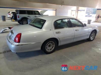 Trzecie zdjęcie samochodu z tyłu: 2000 LINCOLN TOWN CAR CARTIER VIN:1LNHM83W1YY869365 - miniatura