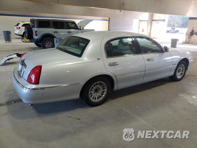Trzecie zdjęcie samochodu z tyłu: 2000 LINCOLN TOWN CAR CARTIER VIN:1LNHM83W1YY869365 - miniatura