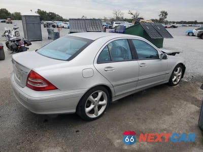 Trzecie zdjęcie samochodu z tyłu: 2004 MERCEDES-BENZ C 230K SPORT SEDAN VIN:WDBRF40J64F553534 - miniatura