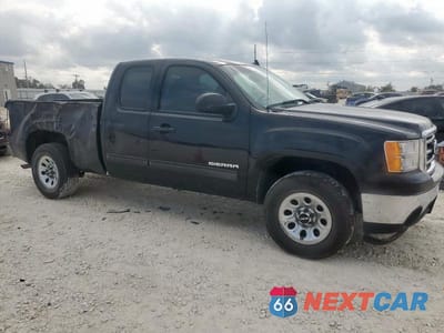 Czwarte zdjęcie samochodu z boku: 2013 GMC SIERRA C1500 SL VIN:1GTR1UEA2DZ135124 - miniatura