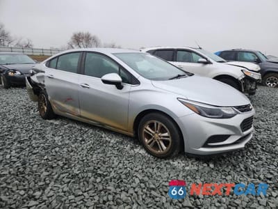 Czwarte zdjęcie samochodu z boku: 2018 CHEVROLET CRUZE LT VIN:1G1BE5SM4J7139721 - miniatura