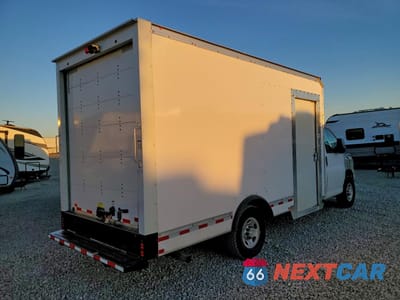 Trzecie zdjęcie samochodu z tyłu: 2023 CHEVROLET EXPRESS G3500 VIN:1GB0GSF74P1121750 - miniatura