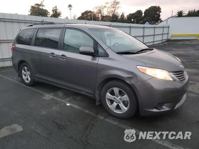 Czwarte zdjęcie samochodu z boku: 2017 TOYOTA SIENNA LE VIN:5TDKZ3DC5HS876138 - miniatura