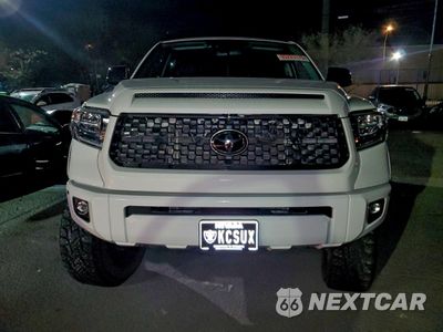 Piąte zdjęcie samochodu w środku: 2020 TOYOTA TUNDRA CREWMAX 1794 VIN:5TFAY5F1XLX944796 - miniatura