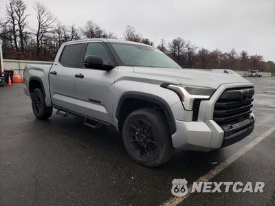 Czwarte zdjęcie samochodu z boku: 2024 TOYOTA TUNDRA CREWMAX SR VIN:5TFLA5DB5RX132789 - miniatura