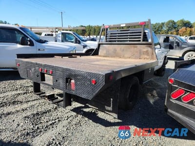 Trzecie zdjęcie samochodu z tyłu: 1999 CHEVROLET GMT-400 FLATBED TRUCK VIN:1GBJC34RXXF059218 - miniatura