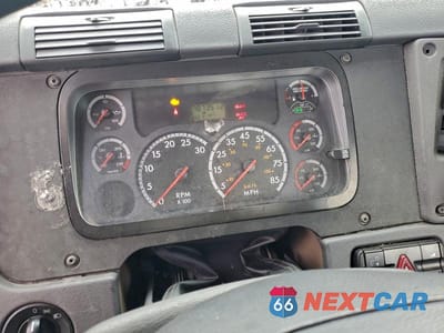 Zdjęcie 8 z 10 samochodu: 2014 FREIGHTLINER CASCADIA SEMI TRUCK VIN:1FUBGEDV7ELFT4301 - miniatura
