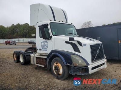 2011 VOLVO VNL SEMI TRUCK 4V4NC9TG6BN533068 - główne zdjęcie licytacji z USA - miniatura