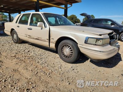 Czwarte zdjęcie samochodu z boku: 1996 LINCOLN TOWN CAR CARTIER VIN:1LNLM83W6TY635368 - miniatura