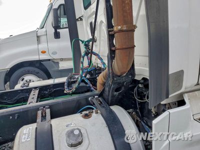 Zdjęcie 6 z 10 samochodu: 2014 FREIGHTLINER CASCADIA SEMI TRUCK VIN:1FUBGEDV7ELFT4301 - miniatura