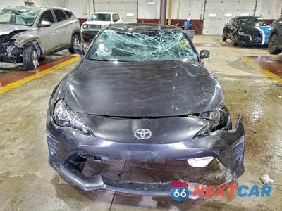Piąte zdjęcie samochodu w środku: 2017 TOYOTA 86 BASE VIN:JF1ZNAA11H9705800 - miniatura