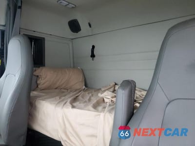 Zdjęcie 6 z 10 samochodu: 2020 VOLVO VNL SEMI TRUCK VIN:4V4NC9EH2LN227007 - miniatura