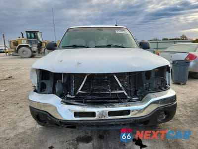 Piąte zdjęcie samochodu w środku: 2003 GMC NEW SIERRA K1500 VIN:1GTEK19T83E378335 - miniatura